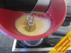 2) Тесто: яйца, сахар, цедру лимона, щепотку соли и 1 ст.л. тёплой воды взбиваем в посуде, ставя её на водяную баню, до тягучей плотной смеси.