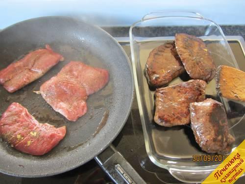 4) Масло разогреваем на сковороде и на большом огне обжариваем порционно мясо. Если шницель косули, то каждую сторону по 1 1/2 минуты. Если оленина, то каждую сторону по 2 минуты. Затем мясо подсаливаем и убираем в тёплую посуду. Лишний жир промакиваем салфеткой.