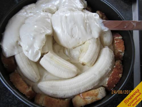 9) Выкладываем половину крема сверху на рулетики. Бананы кольцами кладём на крем. Сверху покрываем второй половиной крема. Затем убираем в холодильник на 6-8 часов, по возможности на ночь.