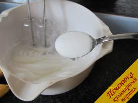 1) Взбиваем белки с щепоткой соли в крепкую пену. Добавим сахар и взбиваем дальше, чтобы пена стала глянцевой.