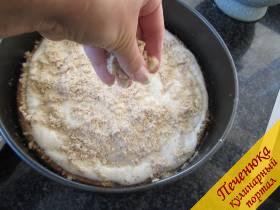 11) Раскрошим печенье и перемешаем с крошкой миндаля. Посыпем половину на крем.