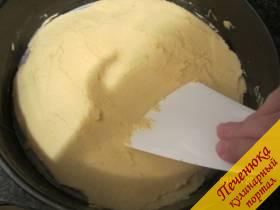 3) Тесто выкладываем в застеленную пекарской бумагой форму. Выпекаем при 200°C, 17 – 20 минут. Корж остужаем на решётке.