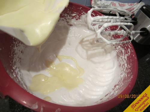 8) Уменьшаем скорость до средней и понемногу добавляем приготовленный масляный крем.