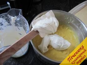 6) Пюре ананаса добавим в крем. Остудим. Взбиваем сливки в стойкие пики и вмешаем в крем.