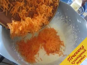 2) Очистить морковь и натереть на мелкой тёрке. Вмешать её в желтки с сахаром. 