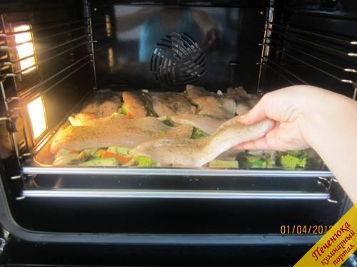 4) Подготовить филе рыбы. Соль, перец, специи по вкусу. Через 10-12 мин. выложить филе сверху на овощи. Парить дальше на этой же программе 