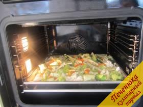 3) Поставить противень с овощами на 2 полку в холодную духовку. Обычный противень расположить на полку ниже. Парить 100°С около 10-12 мин.на программе 