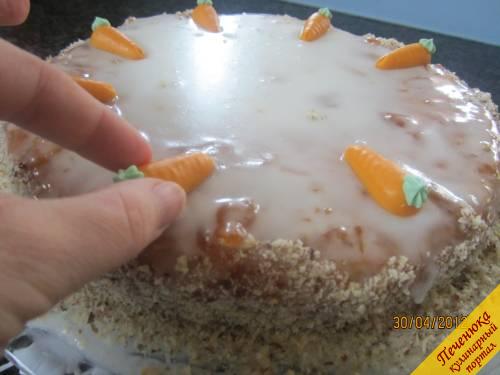 18) Сразу же бока глазированного торта гарнировать крошкой фундука. Дать подсохнуть. Украсить марципановыми морковками.