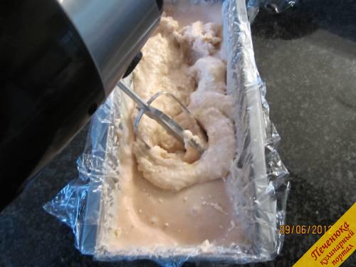 6) Йогурт и мусс из ревеня и клубники перемешаем хорошо и поместим в плоскую морозоустойчивую посуду. Замораживаем в морозильной камере 4-5 часов. Через 1 час мороженое перемешаем как следует миксером или вилкой. Повторим тщательное перемешивание ещё 1-2 раза в течение всего времени, чтоб масса заморозилась гладко, без кусочков льда.