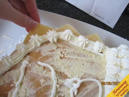 17) Обмазываем торт 1/4 частью от оставшегося крема. Затем оставшимся кремом для украшения, при помощи кулинарного мешка украшаем торт по Вашему усмотрению.