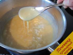 5) Сливки, молоко и сахар в широкой кастрюле закипятим. Уменьшим жар и под помешиванием увариваем смесь около 30-40 минут, что масса стала светло-коричневой и густой.
