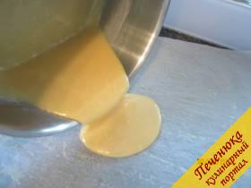 6) Половину от сваренной карамели выливаем на подготовленную пекарскую бумагу.