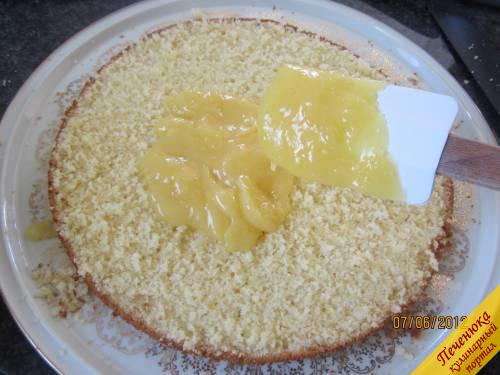 11) Распределяем лимонный курд - крем на половину бисквита.