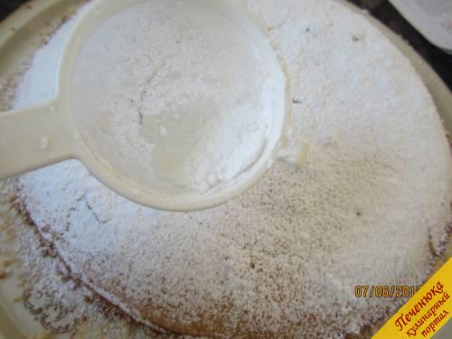 12) Накрываем вторым бисквитом и обильно посыпаем сахарной пудрой.