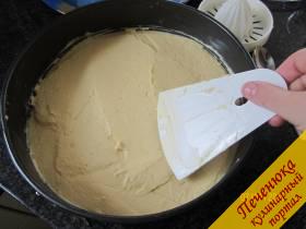 6) Выкладываем тесто в выстланную пекарской бумагой и смазанную по бортикам форму, разравниваем. Выпекаем в заранее разогретой духовке при 180°С около 30 минут. Вынимаем и остужаем 10 минут, освобождаем из формы и на решётке полностью дадим остыть.
