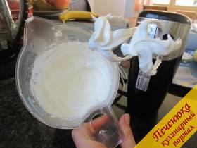 7) Взбиваем белки в крепкую пену с щепоткой соли. Добавляем порциями сахар, непереставая взбивать, до блестящей пены.