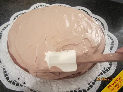 11) Собираем торт: Кладём один корж и обильно покрываем его половиной крема. Разравниваем.