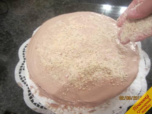13) Остальным кремом равномерно покрываем весь торт. Украшаем ореховой крошкой, печеньем или безе, шоколадом(по желанию).
