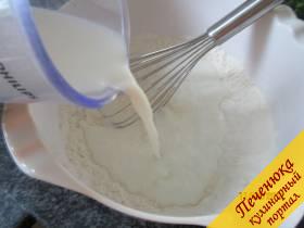 2) Перемешаем муку с солью. Половину молочной воды выльем в муку, перемешаем до ровности теста.