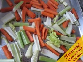 5) Морковь и стержни сельдерея обмытые и очищенные нарезаем на куски длиной около 5 см. Овощи готовим в пароварке накрытыми и подсоленными (у меня Steam-паровая духовка, режим пар - 100°С) около 12 минут почти до готовности - 