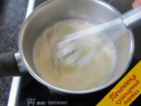 9) Молоко с ванильным сахаром и яйцами при постоянном помешивании и при среднем жаре почти вскипятим, т.е. совсем перед закипанием убираем кастрюлю с огня, как только масса начнёт густеть. И еще около 2-х минут интенсивно помешиваем. Заранее замоченные на 5 минут в холодной воде желатиновые пластины, отжимаем от воды и растворяем в горячем молочном креме, хорошо мешая.