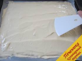4) Распределяем равномерно тесто на четырёхугольный противень (30х40 мм.), выстланный пекарской бумагой.