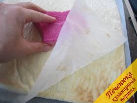 6) Мокрой салфеткой сразу же протираем всю поверхность верхней бумаги и аккуратно освобождаем бисквит от бумаги.