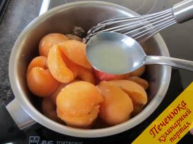 8) Вынимаем кости из абрикосов. И целые половинки вместе с сахаром и лимонным соком вскипятим, накроем крышкой и проварим около 10 минут.