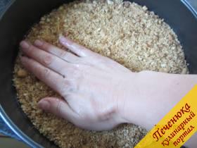 4) Помещаем печенье в застланную пекарской бумагой форму. Руками хорошо придавим по всему дну.