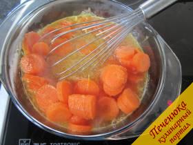 3) Морковь очищаем и мелко нарезаем. Добавляем в сок и варим околo 20-25 минут, чтоб морковь стала мягкая.