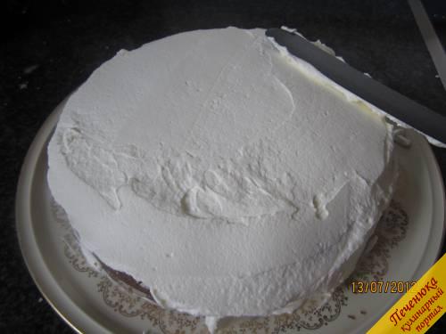 15) Обильно со всех сторон торта обмазываем.