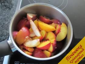 1) Режем персики на кусочки и отвариваем с 2-3-мя ст.л. сахара и  лимонным соком, чтоб стали мягкими, но не сильно.