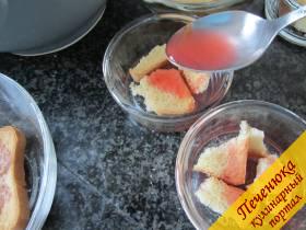 4) Выкладываем сухари-цвибак или печенье Савоярди в посуду. Поливаем соком.