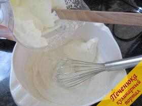 5) Взбиваем сливки в стойкие пики и вмешиваем аккуратно в сыр.
