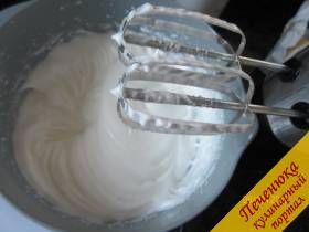 2) Пока крем стынет, займёмся коржами. Взбиваем белки в крепкую пену, добавим сахар и дальше взбиваем, чтоб пена стала глянцевой.