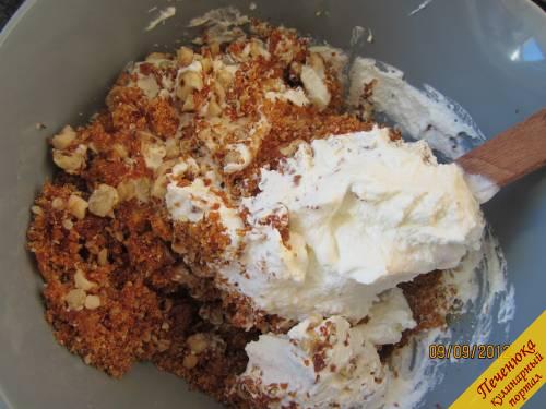 6) Взбиваем сливки в крепкие пики. Смешиваем сливки с карамелизированным сахаром и нарезанным орехом.