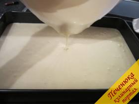 4) Тесто выливаем в выстланную пекарской бумагой форму. Выпекаем в заранее разогретой духовке при 180°С около 30 минут. Остудим.