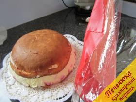 13) Вместе с плёнкой перенесла марципановое покрытие на торт. Затем сняла плёнку и придала форму, немного прижимая к торту.