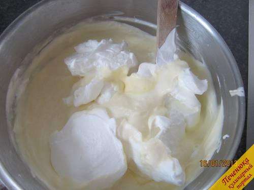 7) Так же поступим со сливками и белками для ванильного мусса. Сначала взбиваем в разной посуде, затем добавляем и мешаем.
