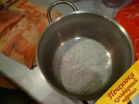 2) Взять кастрюлю (желательно, с широким дном, но у меня есть только такая, небольшая совсем), насыпать соль, чтобы равномерно покрывала дно. Кстати о соли, лучше всего использовать крупную соль, но и с мелкой получается вкусно, я пробовала. 