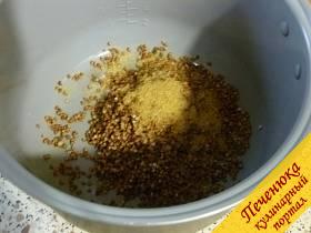 2) Высыпать гречку в чашу мультиварки, добавить сахар и чуть-чуть соли.