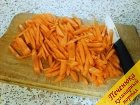 3) Морковку покрошить соломкой, как в настоящий плов.