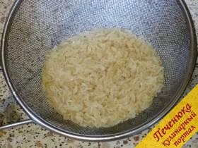 8) Рис промыть, всю лишнюю воду стряхнуть.