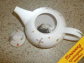 2) В подогретый заварочный чайник (можно ошпарить) всыпать нужное количество сухого зеленого чая. 