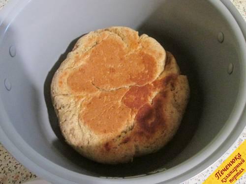 10) Перевернутый вверх румяным дном хлебушек возвратить в чашу. Мультиварку включить в режим подогрева на 15 минут. Хлеб будет еще вкуснее, а заодно и слегка подрумянится с другой стороны.