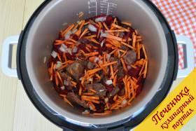 7) Теперь на очереди морковь и свекла. Опустить овощи в чашу мультиварки и продолжать жарить.