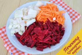 3) Пока мясо готовится, нарезать лук, на тёрке натереть морковь и свеклу.