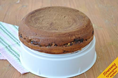 11) Готовый пирог вынуть из формы и дать ему полностью остыть.