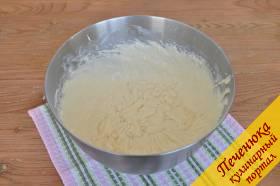 6) Влить кефир, частями всыпать просеянную муку с разрыхлителем, добавить растопленное масло. Тесто получится как густая сметана.