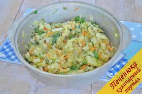 3) Капусту обжарить с луком и морковью на растительном масле, добавить зелень, и пусть остывает. Соль и перец не забудьте, по вкусу.